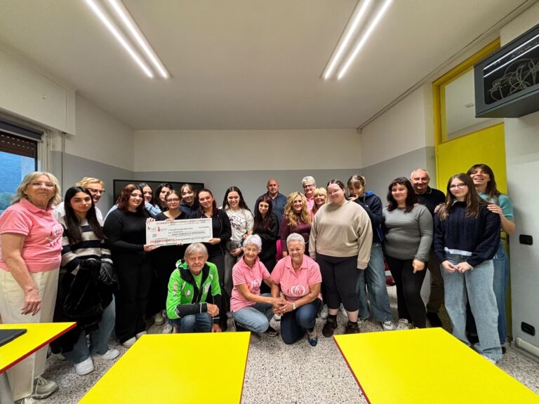Volontarie LILT e studenti dell'Enaip Piemonte di Borgosesia con l'assegno della borsa di studio, 7 ottobre 2026