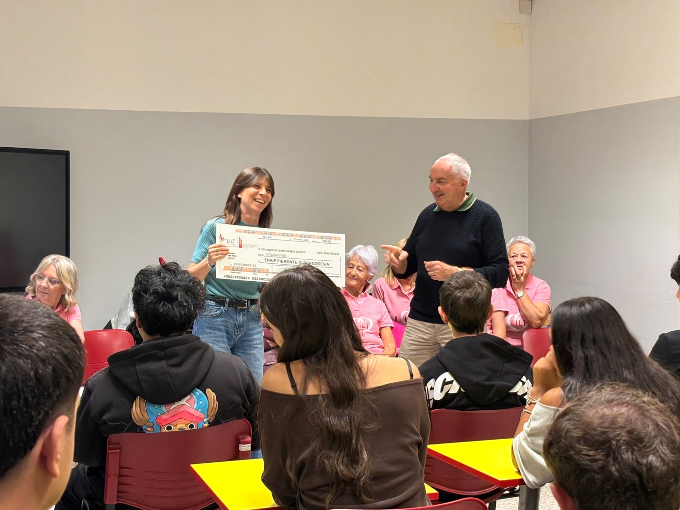 Consegna dell'assegno di 500 euro della borsa di studio LILT all'Enaip Piemonte di Borgosesia